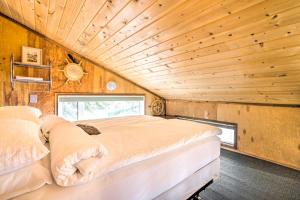 SeldoviaSerene Seldovia Cabin的木天花板的客房内的一张床位