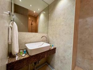 埃里温YVN Tumanyan apart-hotel的一间带水槽和镜子的浴室