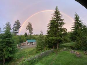 Shawnigan LakeMaple Heart Ranch的树屋上方的天上彩虹