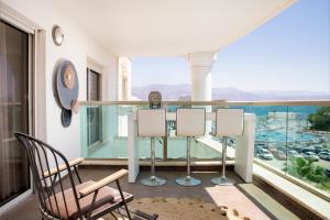 埃拉特פנטהאוז בפלמורה的客房享有带桌椅的阳台的景致。