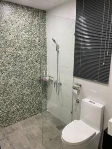 古晋Vivacity Megamall Jazz Suite Kuching 8pax 3BR #Joyoustayz的一间带卫生间和玻璃淋浴间的浴室