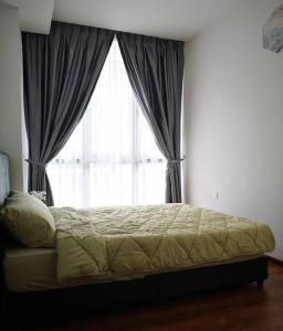 古晋Vivacity Megamall Jazz Suite Kuching 8pax 3BR #Joyoustayz的卧室内的一张床铺,设有大窗户
