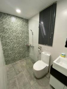古晋Vivacity Megamall Jazz Suite Kuching 8pax 3BR #Joyoustayz的浴室配有卫生间、淋浴和盥洗盆。