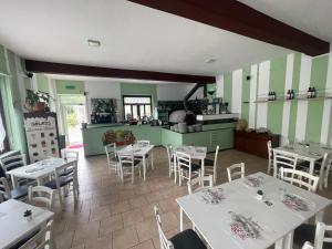 阿维利亚纳伊尔加托和拉沃尔普酒店的一间带桌椅的餐厅和一间厨房