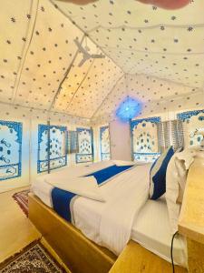 斋沙默尔Golden Fort Resort的一间卧室,卧室内配有一张大床