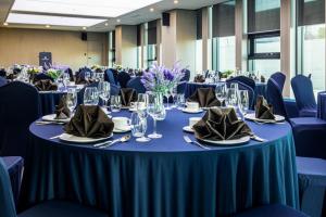 济州市Jeju Bolton Hotel的一张带蓝色桌布和餐巾的桌子