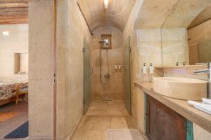乌奇希萨尔塔斯克纳克拉酒店的带淋浴和盥洗盆的浴室