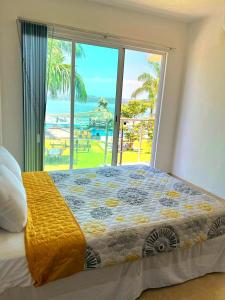特克塞丁戈casa con hermosa vista al lago de tequesquitengo的一间卧室设有一张床,享有海景