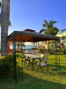 特克塞丁戈casa con hermosa vista al lago de tequesquitengo的天篷下的野餐桌和椅子