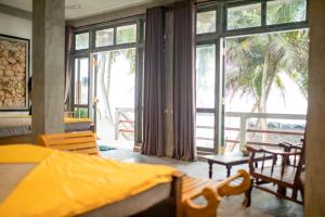 高尔Oynise Beach Cabin的一间卧室设有一张床和一个大窗户