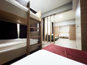 科尼亚Selçuk Otel Rezidans & Apart的一间卧室配有两张双层床,铺有红色地毯。