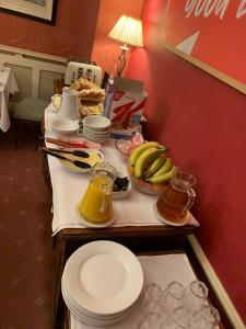 巴斯OYO Bailbrook Lodge, Bath的一张桌子,上面放着食物和香蕉