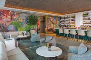 迪拜云溪港皇宫酒店的大堂设有桌椅和酒吧。