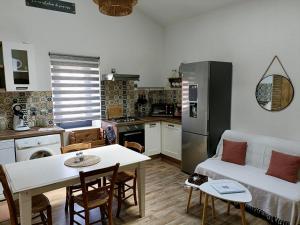 MontechL'Oustal的厨房以及带沙发和桌子的客厅。