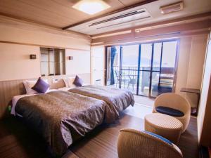 京丹后市LiVEMAX RESORT Kyotango Sea Front的酒店客房设有一张床和一个阳台。