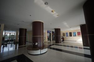 万隆Perfect Stay Apartement The Suites Metro Bandung By Sultan Property的大楼内带柱子的大型大堂