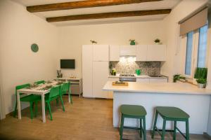 基亚拉瓦莱NonSoloValle的厨房配有绿色椅子、桌子和柜台
