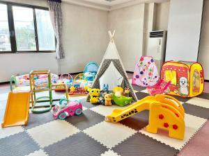 阿扎格瓦セミナープラザ　ロイヤルフジ的一间充满了许多儿童玩具的房间