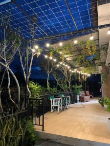 Tuy AnSATURDAY Homestay Tuy Hòa - Phú Yên的庭院配有灯和桌椅