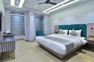 新德里Hotel Uptown - Near New Delhi Railway Station - Paharganj的一间卧室设有一张大床和一个大窗户