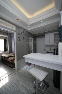 万隆Perfect Stay Apartement The Suites Metro Bandung By Sultan Property的大房间设有桌子和床