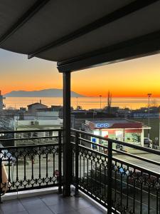 亚历山德鲁波利斯ZEN Apartments的阳台享有日落美景。