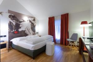 库马约尔贝桃德酒店的配有一张床和一张书桌的酒店客房
