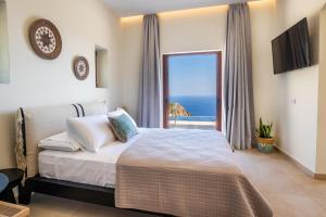 Kyra PanagiaMerTelia Luxury Villas的一间卧室设有一张床,享有海景