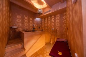 阿尔塔Yartan Boutique Hotel - Adults Only的一间带水槽和木墙的浴室