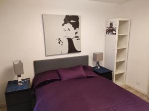 卢塞恩Bastis Family Apartment的一间卧室配有一张带紫色床单的床和两盏灯。