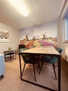 圣阿沃尔德LA MARIEFACTURE - Comme à Amsterdam的一间设有桌子和农场画的用餐室