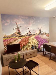 圣阿沃尔德LA MARIEFACTURE - Comme à Amsterdam的一间有郁金香和风车的房间