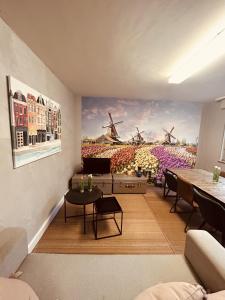 圣阿沃尔德LA MARIEFACTURE - Comme à Amsterdam的客厅配有风车画
