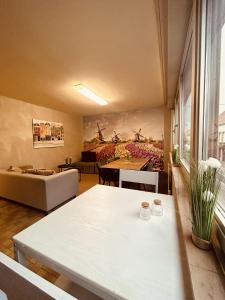 圣阿沃尔德LA MARIEFACTURE - Comme à Amsterdam的客厅配有桌子和沙发