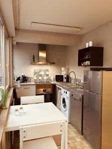 圣阿沃尔德LA MARIEFACTURE - Comme à Amsterdam的一个带水槽和洗碗机的厨房