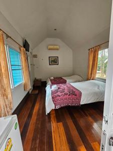 Ban Lam Thong LangBaan Rai Somkiat Homestay Saraburi的一间铺有木地板的小卧室,配有一张床