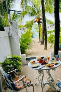 特鲁欧克比赫斯简易居旅馆的海滩旁的餐桌上放着食物