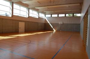 Seewis im PrättigauFerienwohnungen JHS的大楼内一座空的健身房,里面设有篮球场