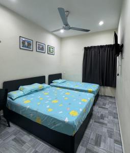 和丰西子楼 CZI Budget Hotel Sungai Siput的一间卧室配有一张床和吊扇