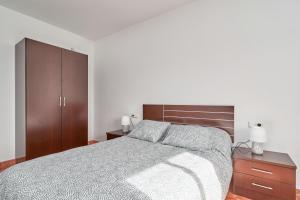 贝莱斯Casa Axarquia的一间卧室配有一张床和一个木制橱柜