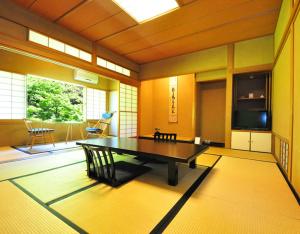 新发田市Ryokan Imai的大房间,设有乒乓球桌