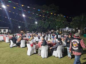 Ban Lam Thong LangBaan Rai Somkiat Homestay Saraburi的一群人晚上坐在桌子旁