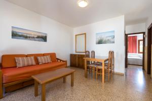 卡拉布兰卡卡萨德塞隆公寓酒店的客厅配有沙发和桌子