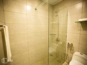 伊斯兰堡Roomy Signature Hotel, Islamabad的浴室设有玻璃淋浴间和卫生间