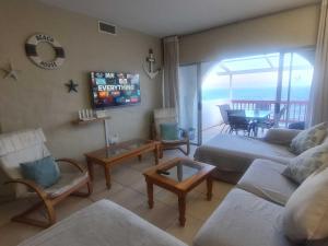 巴利托Santorini Beach Views - 23 Perissa的客厅配有沙发和电视。