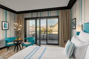 巴库Dinamo Hotel Baku的酒店客房设有一张床和一个阳台。