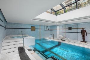 巴库Dinamo Hotel Baku的一间带大型游泳池及浴缸的浴室