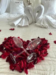 ŁodygowiceDworek Góralski的床上一堆红玫瑰花瓣