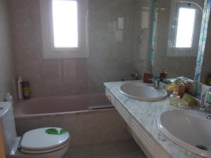 埃斯普卢加·德·隆布雷格Ático Soleado的浴室配有2个盥洗盆、卫生间和浴缸。
