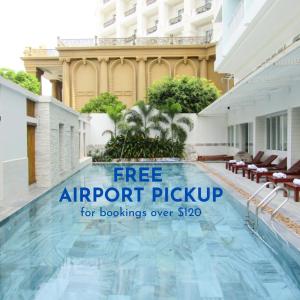 富国HAYA Sea View Hotel Phu Quoc的一张酒店游泳池的图片,上面有免费的机场接机标志